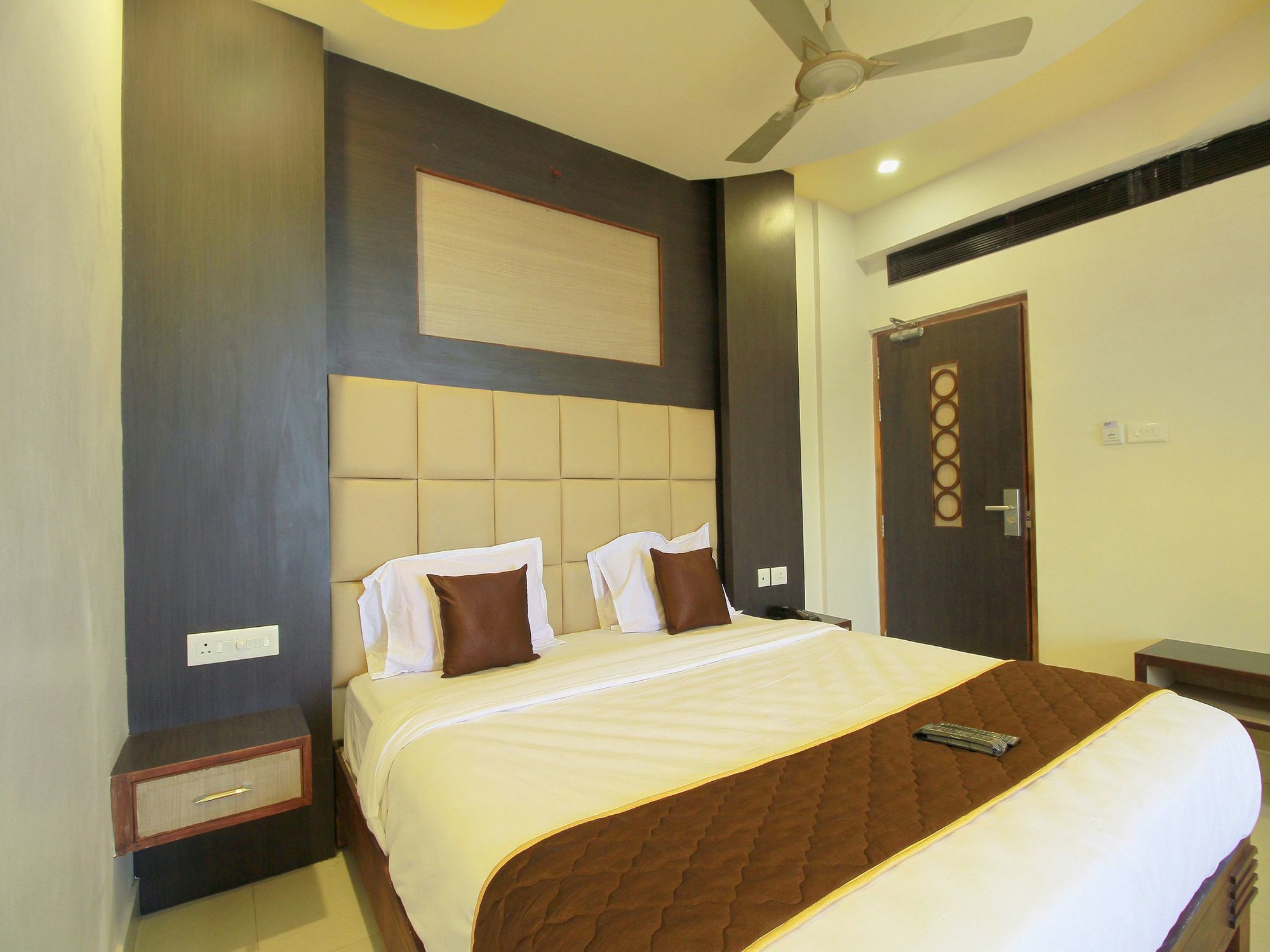 Oyo 11489 Pkn Classic Regency มทุราย ภายนอก รูปภาพ